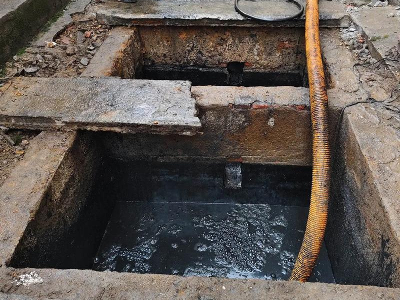 南秀村清理化粪池